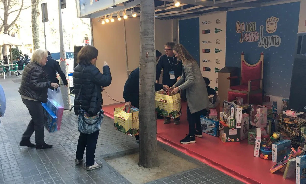 Imatge de l'estand de recollida de joguines de la campanya 'Cap nen sense joguina'