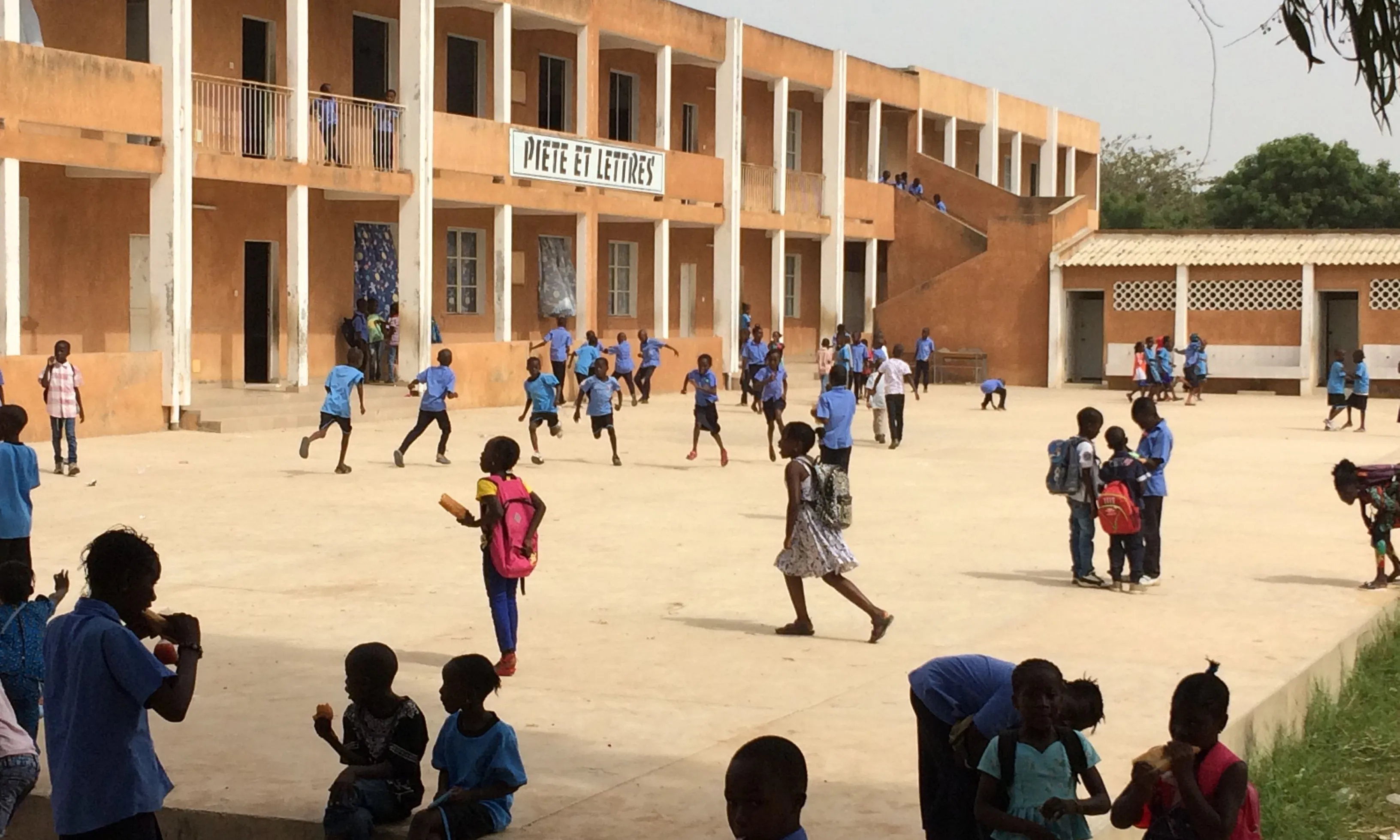 Nens i nenes jugant al pati a l'Escola Pia de Senegal