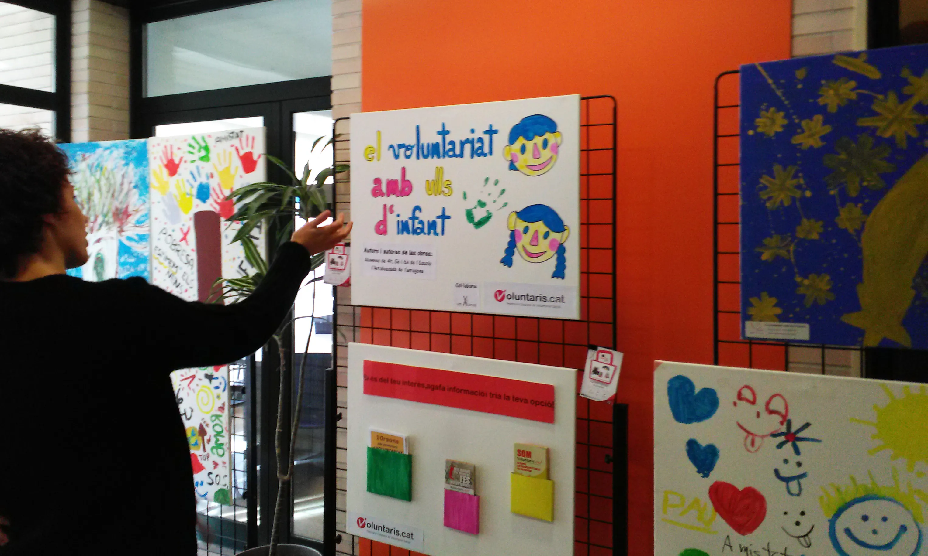 Exposició el voluntariat amb ulls d'infant