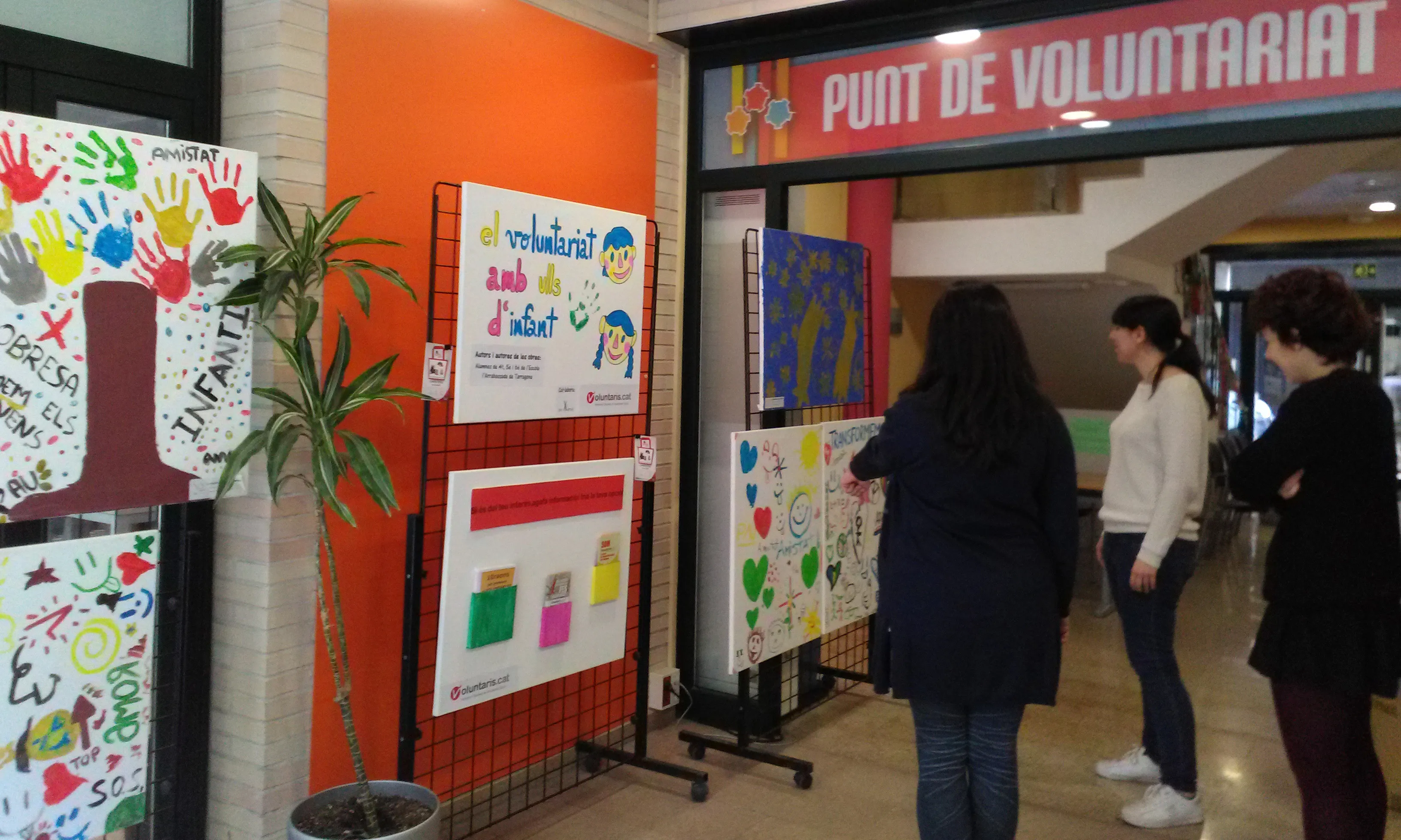 Exposició el voluntariat amb ulls d'infant