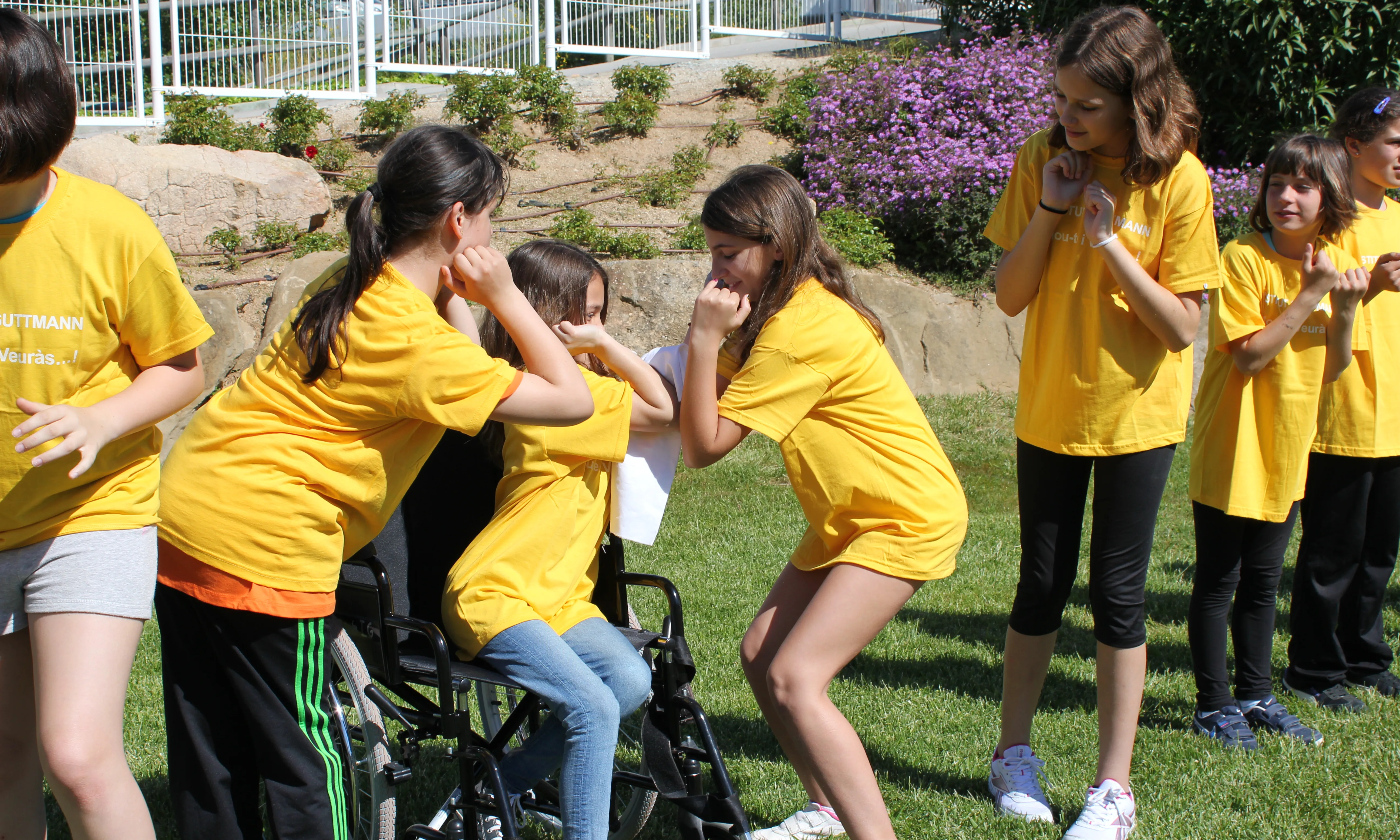 Infants jugant al patí de l'escola