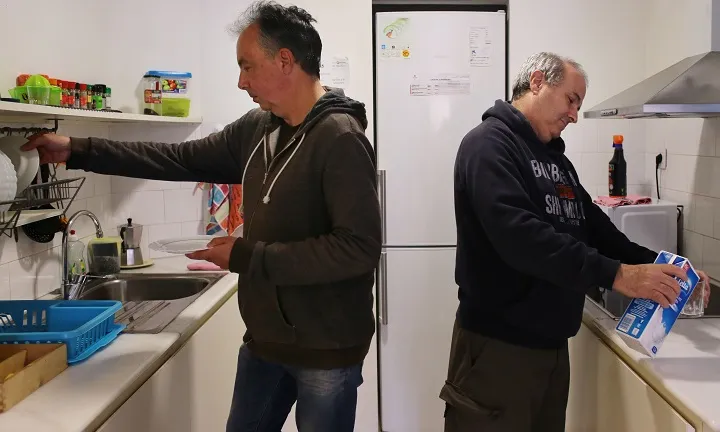 Dues persones ateses per Càritas en un pis de la Fundació Foment de l'Habitatge Social