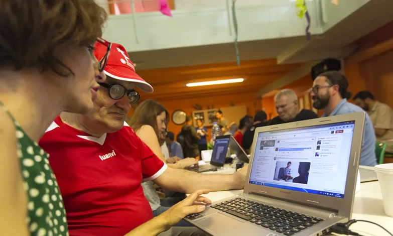 L'informe mostra com a exemple la transformació digital d'Arrels Fundació
