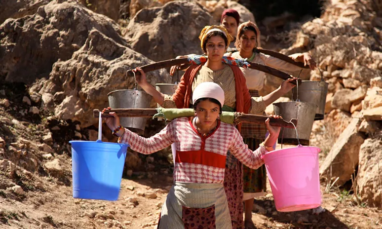 Fotograma de 'La fuente de las mujeres'