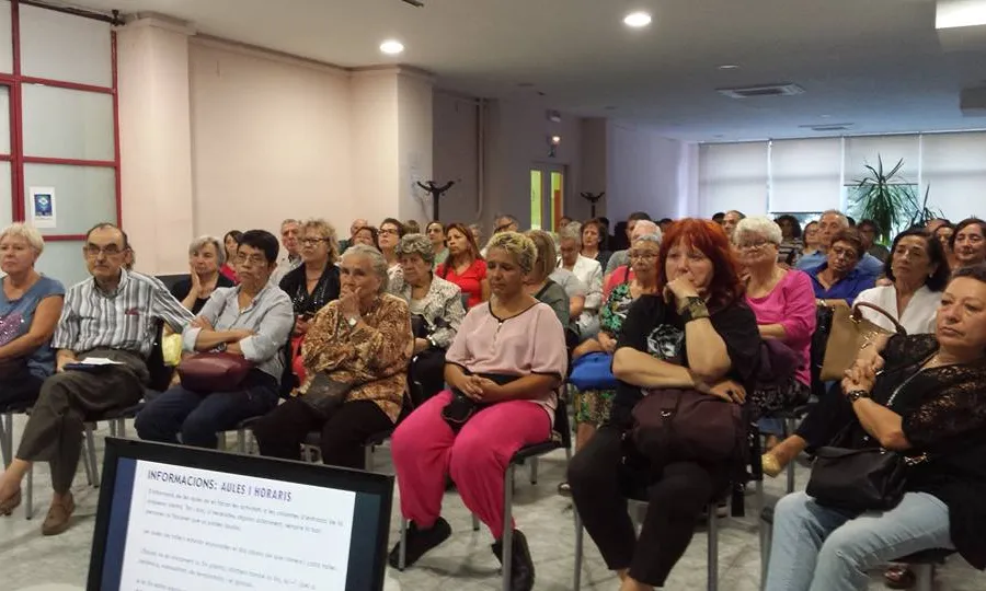  És una esola democràtica, que busca la màxima participació en els òrgans de gestió i el de decisió.
