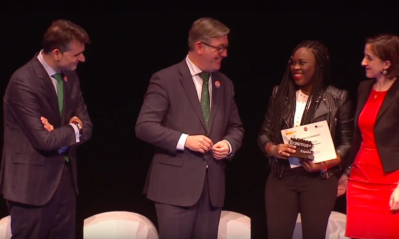 Mame Darra Ndiaye recollint el 'Premi a la qualitat i trajectòria en programes educatius europeus 2017'