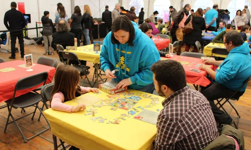Els membres del Club Amatent gaudeixen jugant i també ensenyant a jugar a altres persones