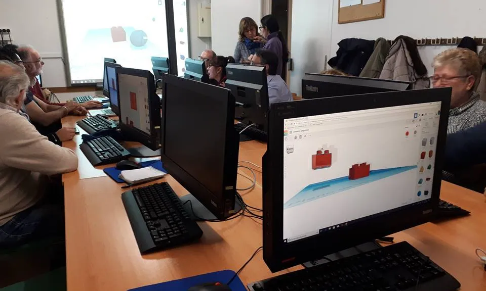 L'escola compta amb un Punt Òmnia, on es fan des de cursos d'iniciació a la informàtica fins a un projecte de disseny i impressió 3D