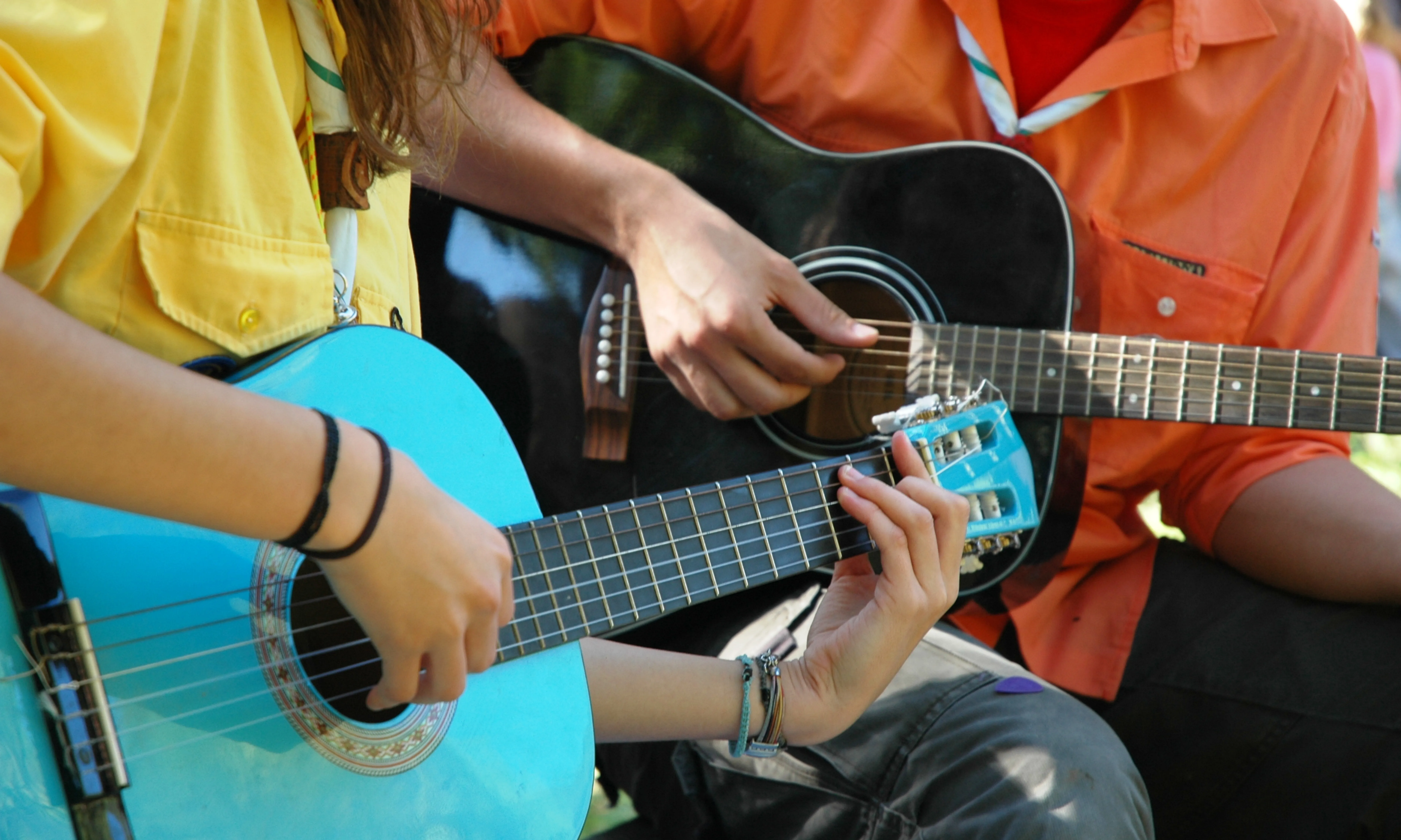 Joves tocant la guitarra