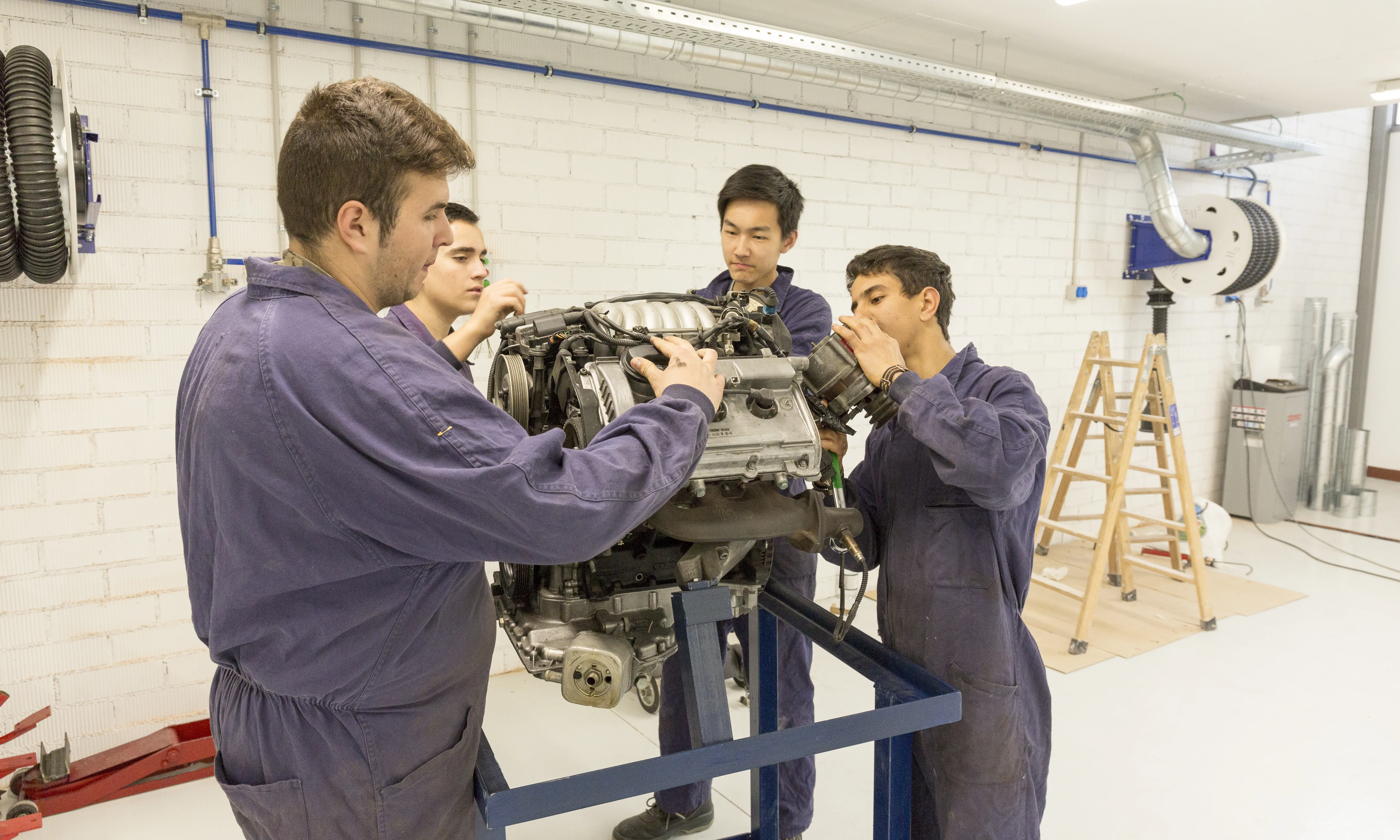 Alumnes d'automoció de la Fundació Llindar