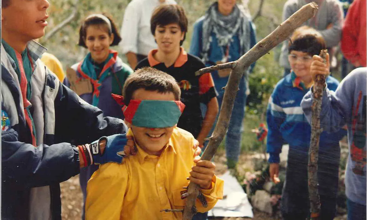 Infants jugant amb un fulard que els tapa els ulls