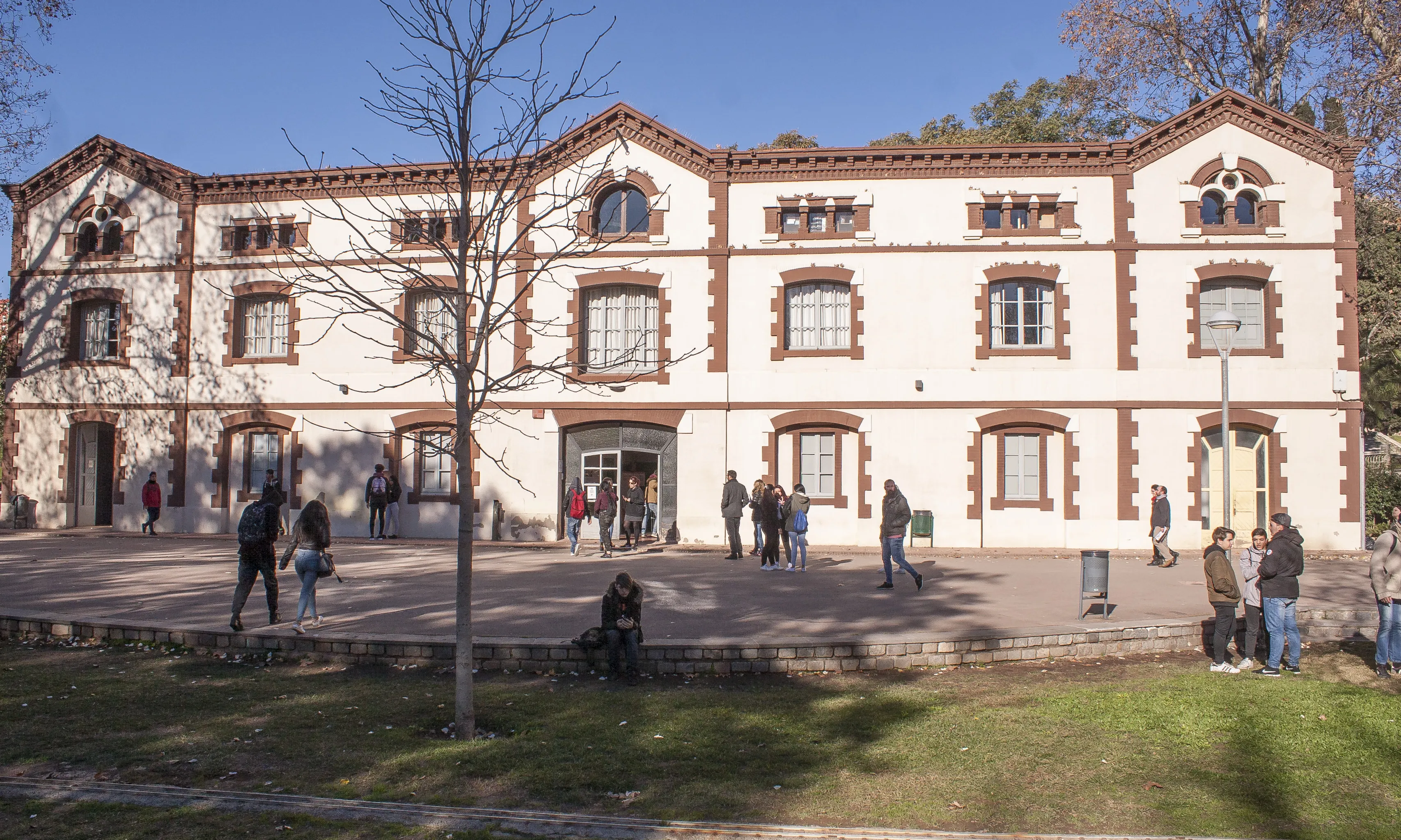 La seu principal de la Fundació Llindar es troba al parc de Can Mercader.