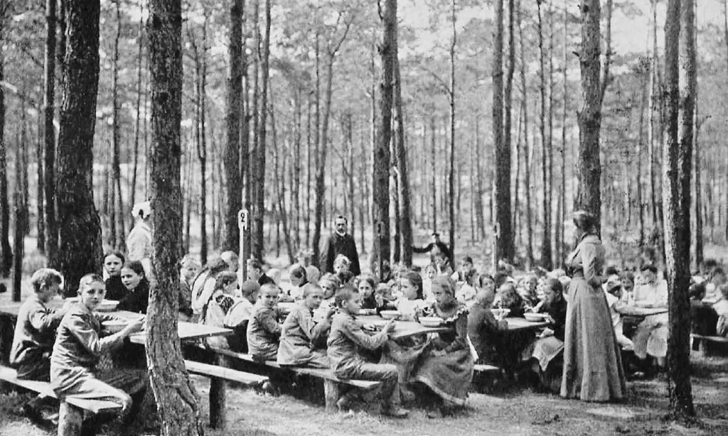 Escola del bosc per a nens i nenes malalts a Charlottemburg, Alemanya el 1904