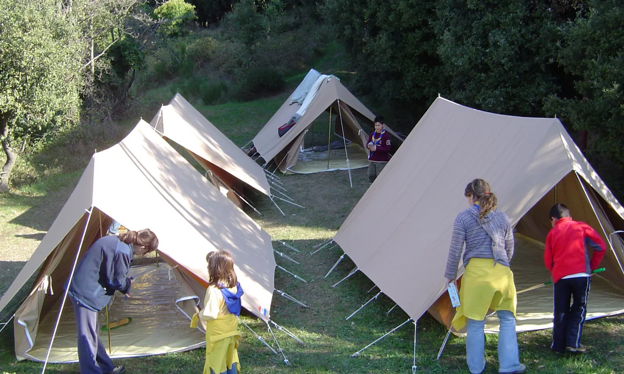 Infants muntant les tendes del campament