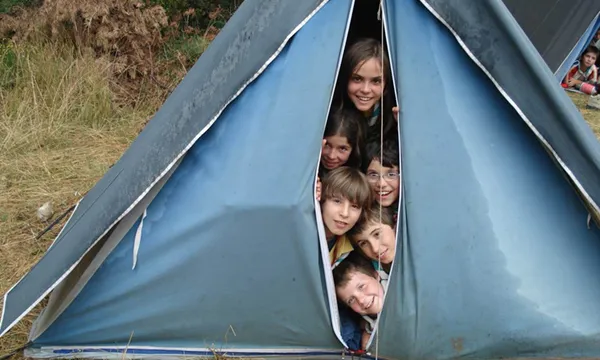 Infants dins d'una tenda de campanya