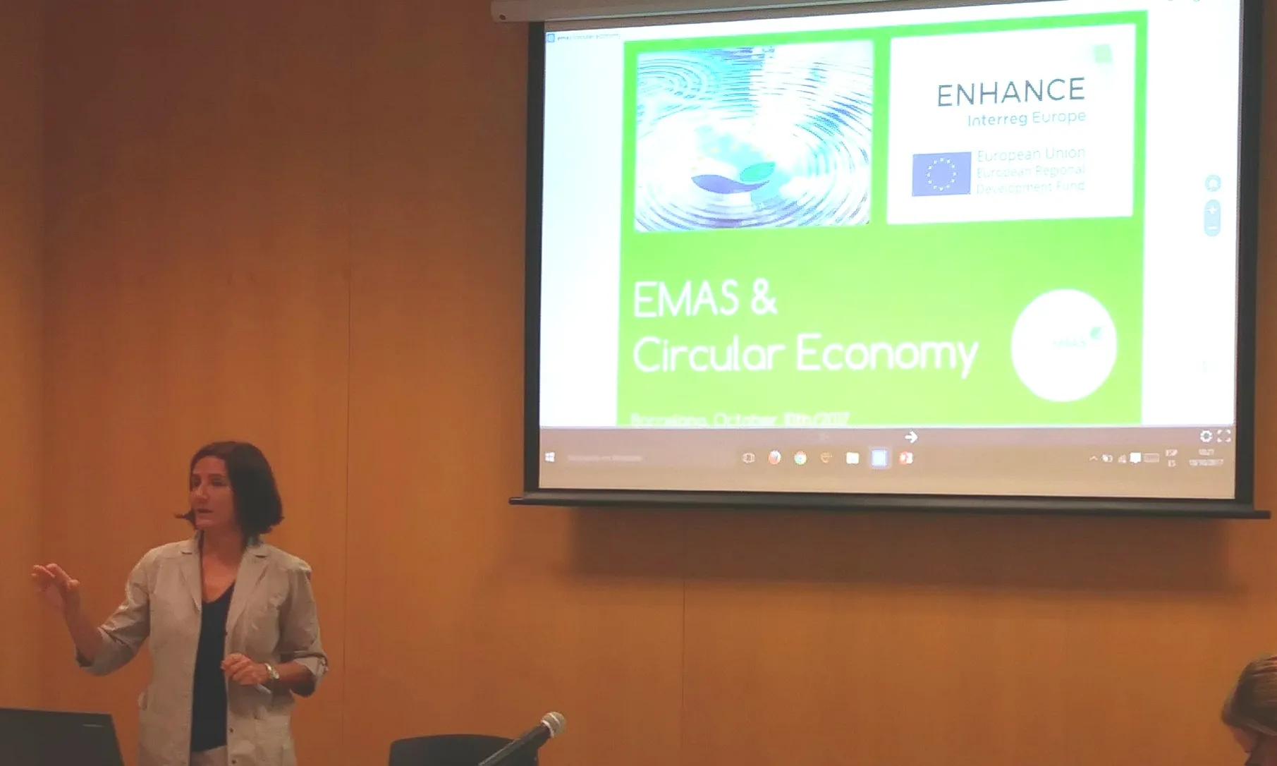 Maria Passalacqua durant una presentació 
