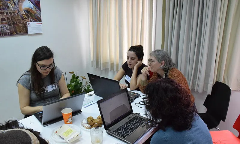 Es fan diferents trobades per ampliar la presència de les dones en la Viquipèdia