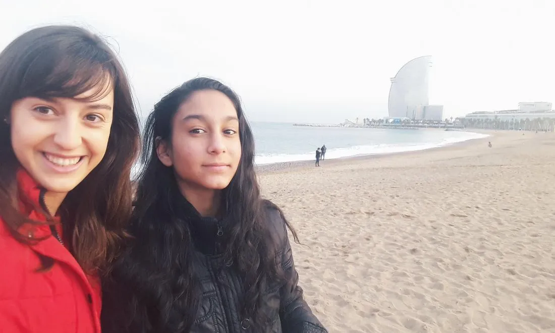 Un 'tàndem' format per una jove universitària i una noia adolescent a la platja de Barcelona