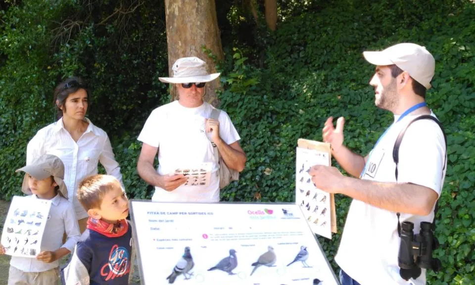 Moment de la passada edició de Bioblitz, identificant aus en el Jardí Botànic de Barcelona