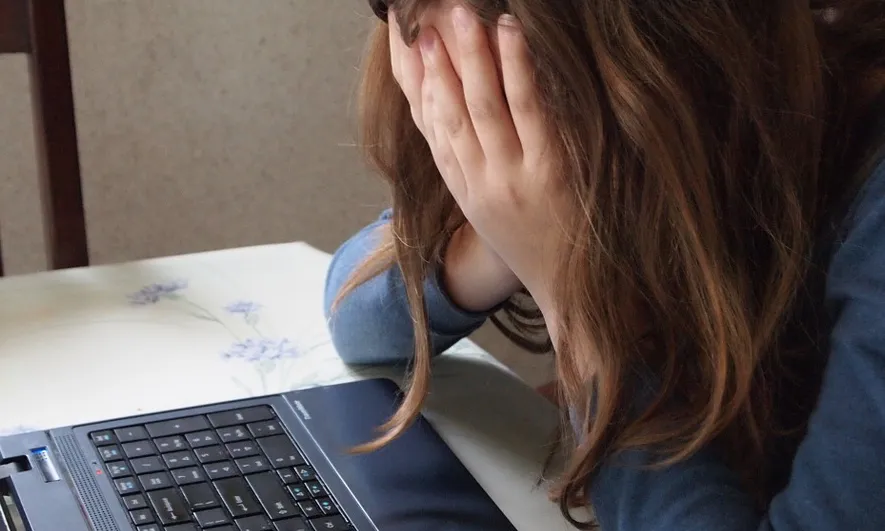 Internet facilita que els agressors puguin amagar-se darrere de l’anonimat.