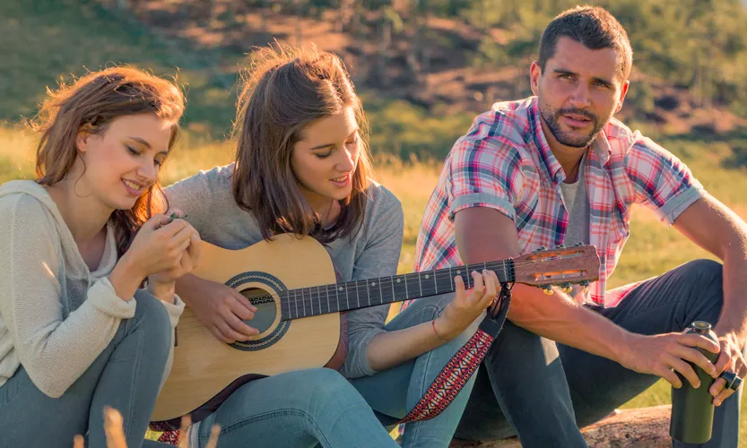Joves tocant la guitarra