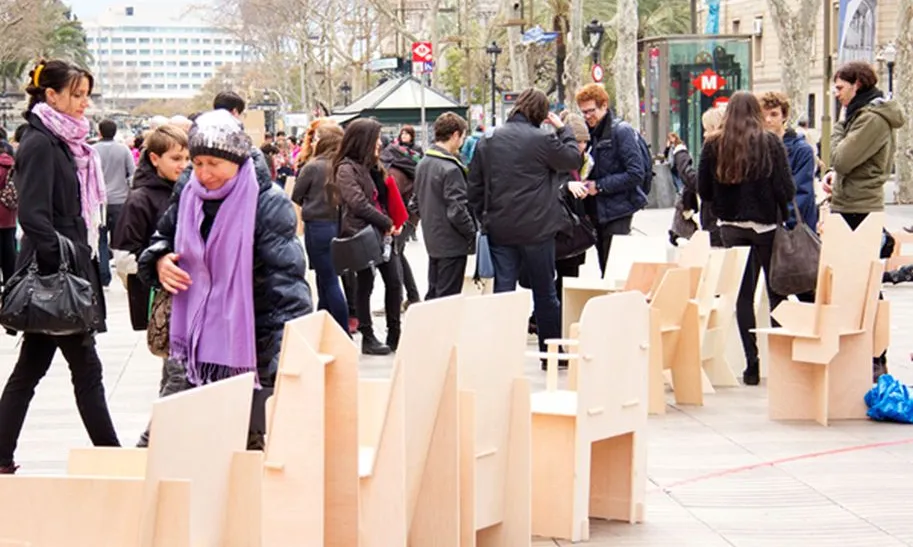 La iniciativa 'Converses a Les Rambles' va instal·la cadires al passeig per convidar la ciutadania a parlar sobre la transformació d'aquest