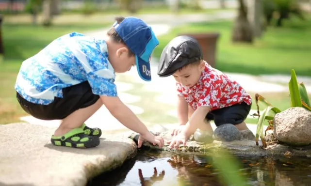 Infants jugant en un parc.