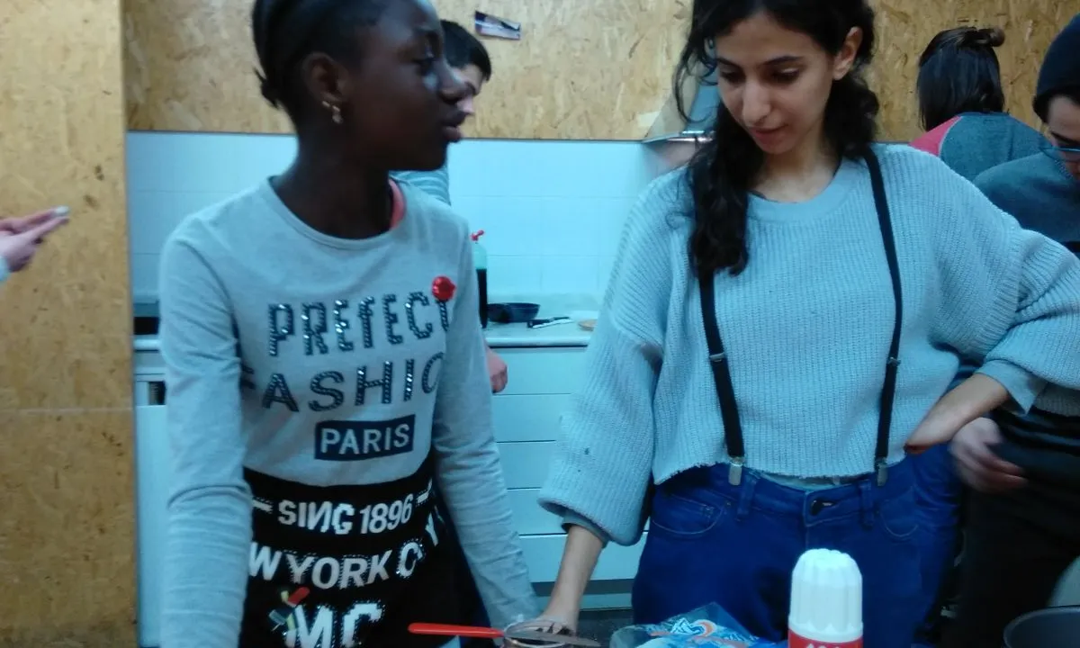 Un altre 'tàndem' format per una jove universitària i una noia adolescent