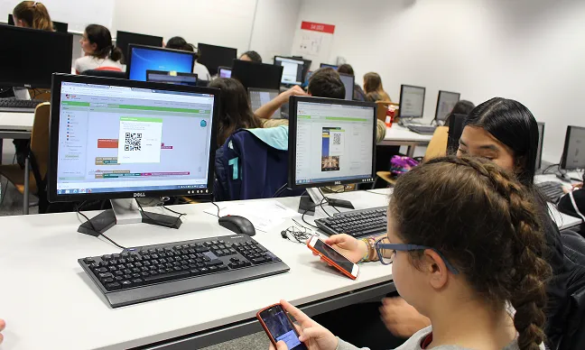 Les joves participants en Technovation es formen en el desenvolupament d'aplicacions mòbils