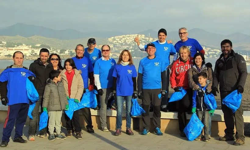 Els voluntarisi les voluntàries de l'Associació Platges Netes implicats en la lluita contra  els residus abandonats a les platges de Llançà