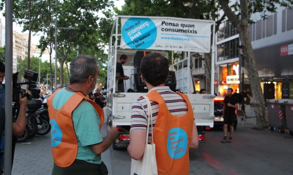 La campanya 'Som comerç just i banca ètica' arriba enguany a la 19a edició