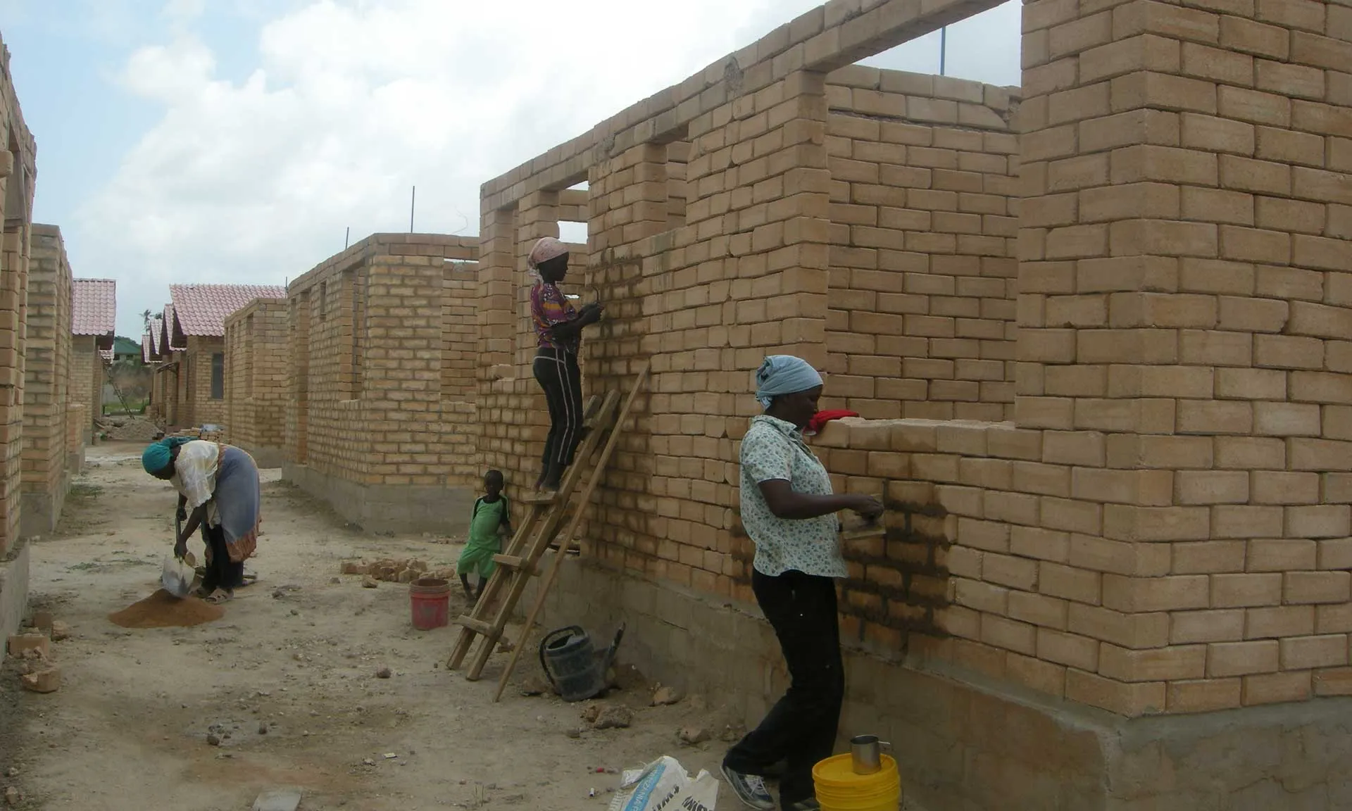 Construcció d'habitatges comunitaris a Dar es-Salam, a Tanzània.