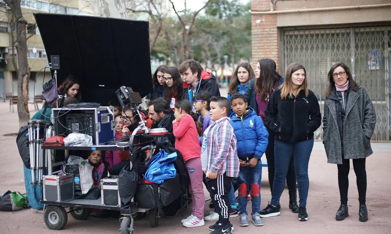 La direcció de 'Sense sostre' envoltada d'infants.