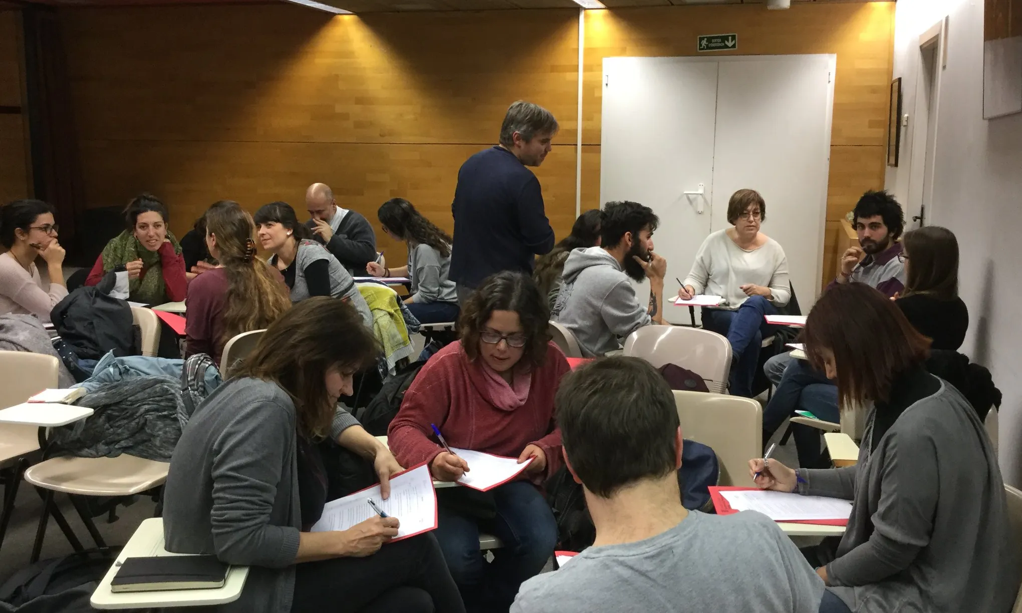 Participants a la formació duent a terme activitats en petits grups