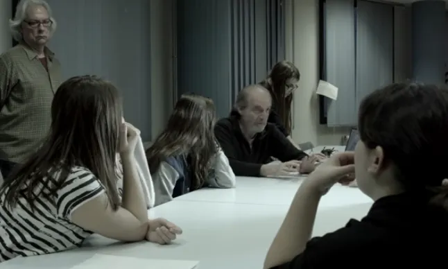 Carles Bosch fent una explicació. Darrere i dempeus, el productor Joan Antoni Barjau