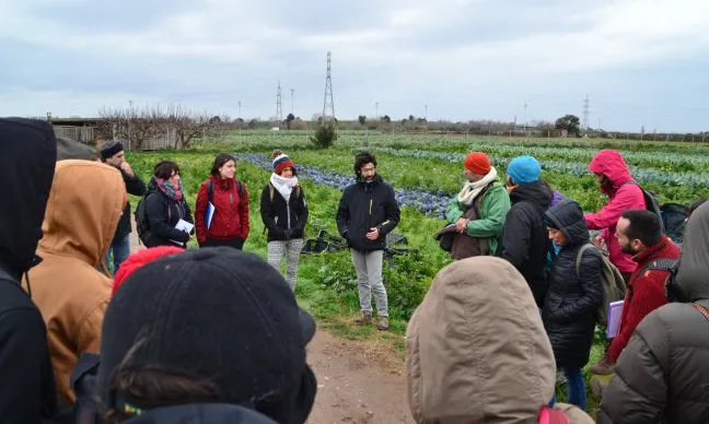 L'Associació Arran de Terra promou l'agroecologia i el desenvolupament local agroecològica, des de la proximitat amb l'economia social i solidària