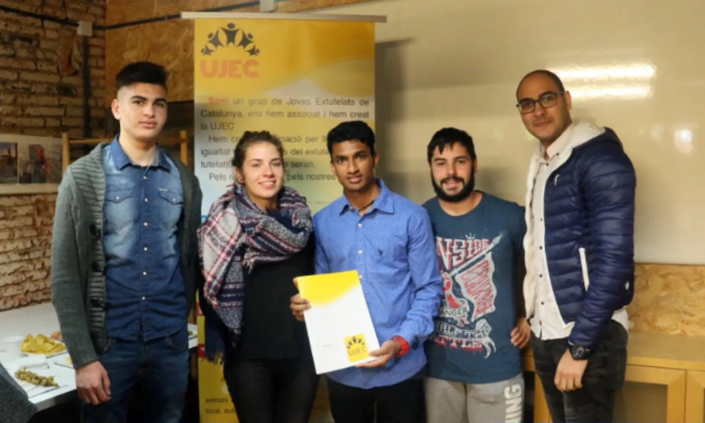 Joves de l'entitat mostrant els estatuts el dia de la seva signatura