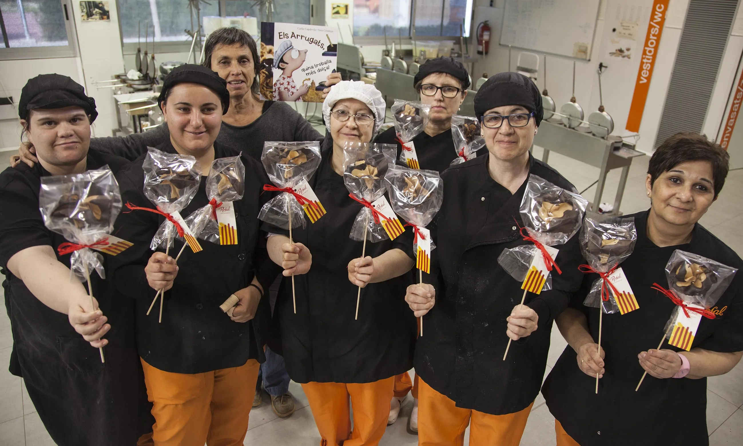 Equip que elabora les roses de galeta i xocolata d'El Rosal