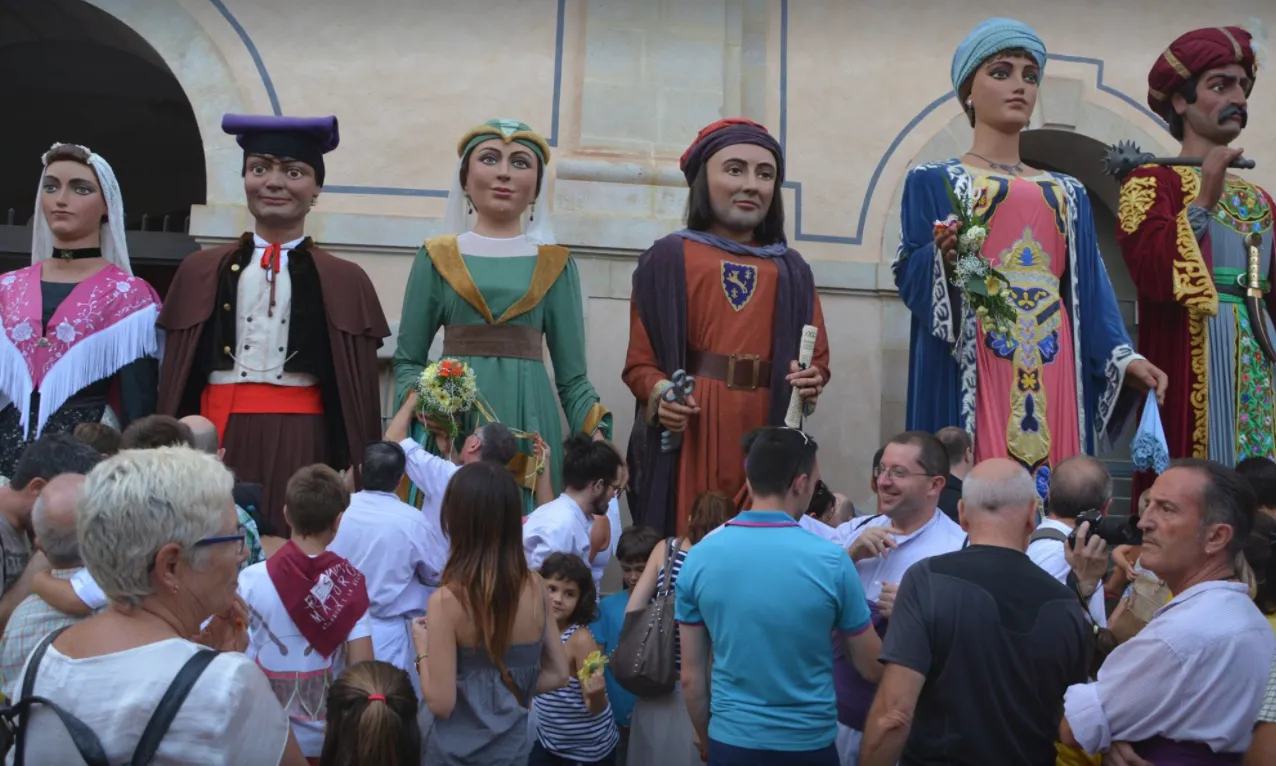 Imatge dels Gegants de Vilanova i la Geltrú a la plaça de les Neus del municipi