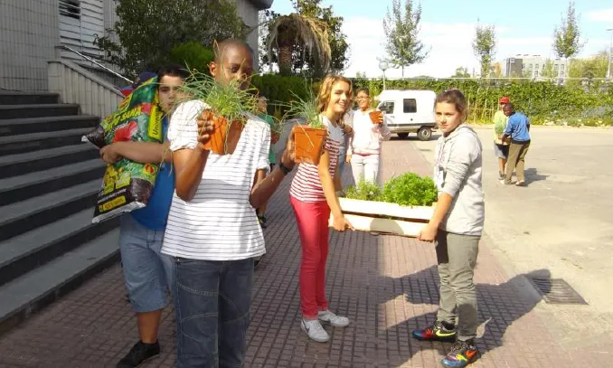 Alumnes d'ESO d'un institut de Girona treballant amb plantes aromàtiques per la protecció del seu hort ecològic educatiu