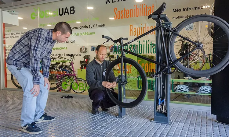 Taller de reparació de bicicletes a l'estació de ferrocarrils