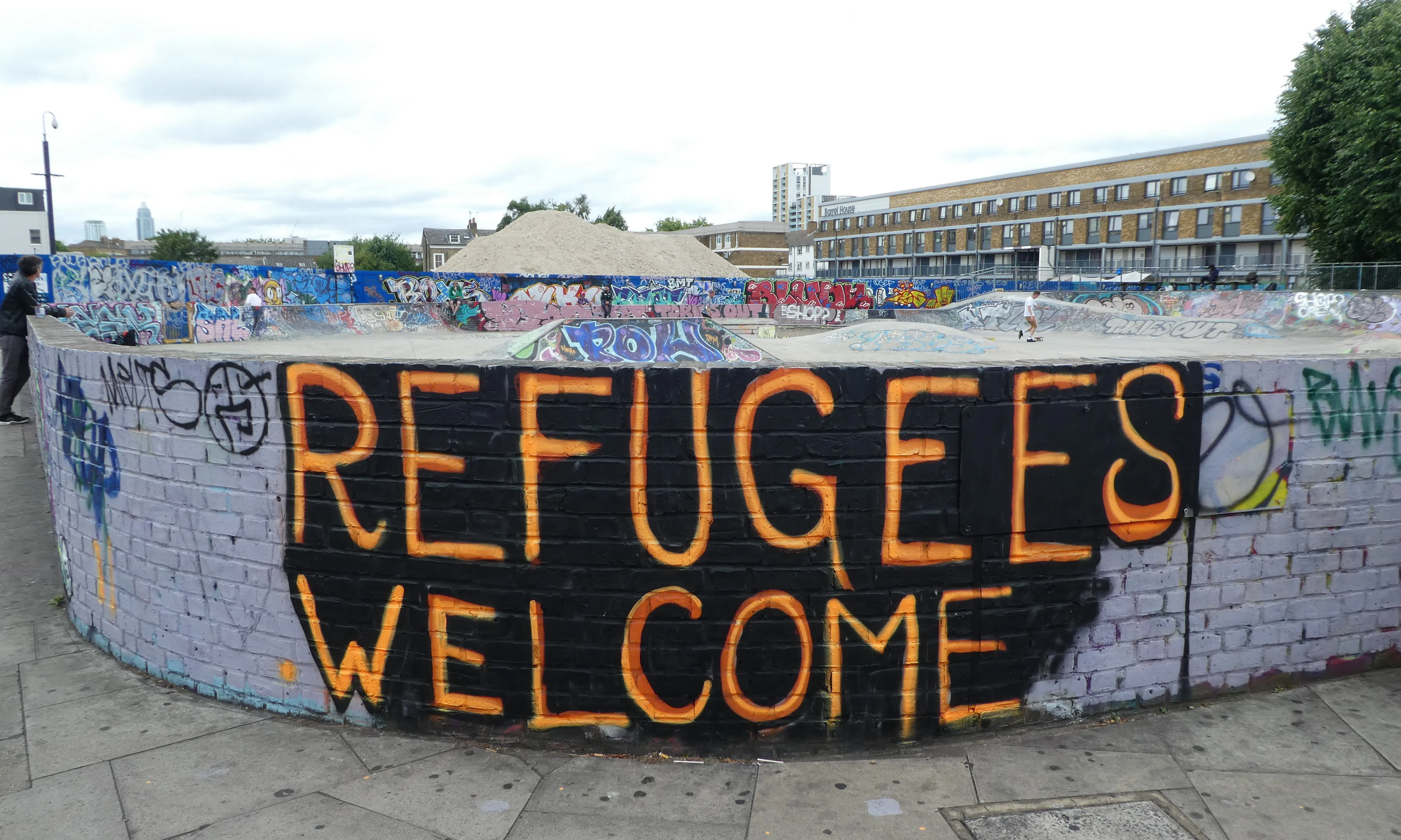 Paret pintada amb la paraula 'Refugees welcome'