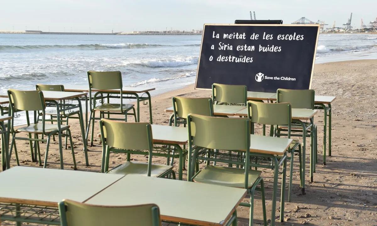 Pupitres abandonats com a símbol a la platja de Sant Sebastià 