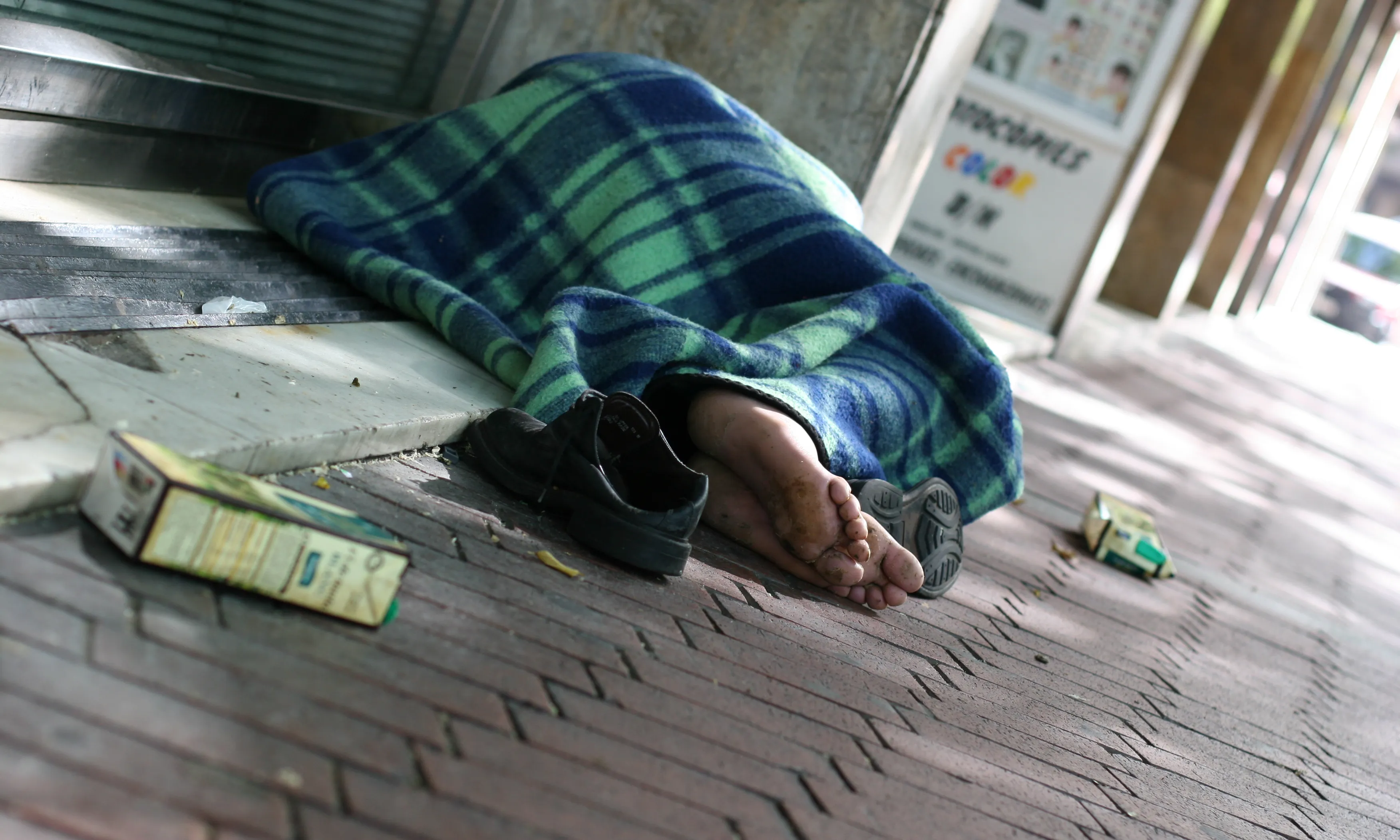 Persona dormint al carrer