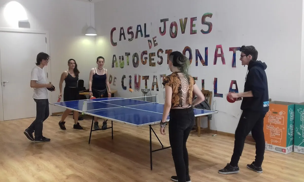 Joves jugant al ping pong al Casal.