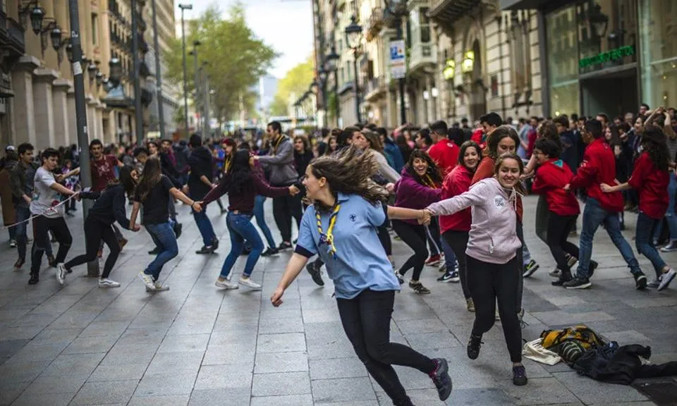 Acte reivindicatiu de diversos agrupaments ocupant el Portal de l'Àngel durant la festa d'obertura del Casal