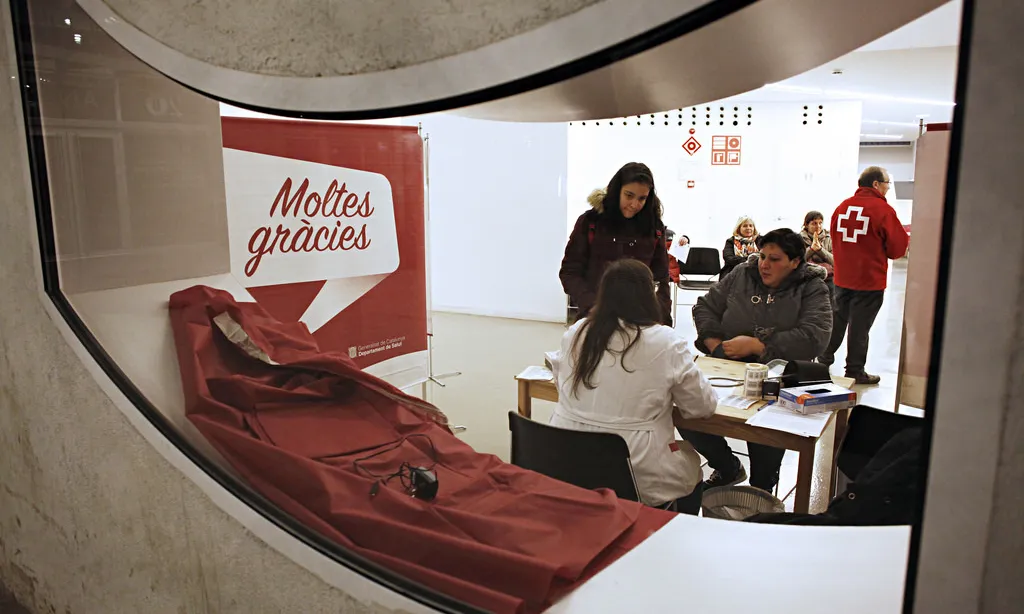 Infants i joves d'esplai donen a conèixer una campanya de donació de sang.