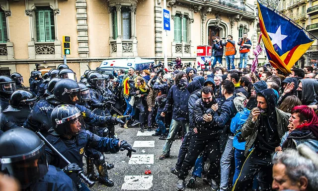 Càrregues policials a Catalunya fotografiades per Sergi Bernal, fotògraf exposat a l'Enfocats'18