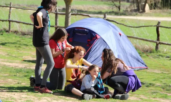 Joves en un campaments d'estiu de l'esplai Xino-Xano.