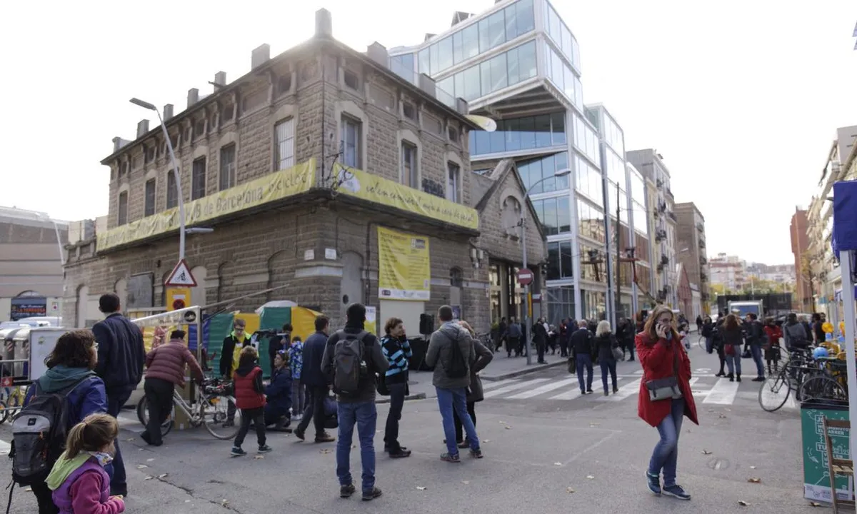 L'edifici de l'esquerra acollirà el BiciHub Barcelona